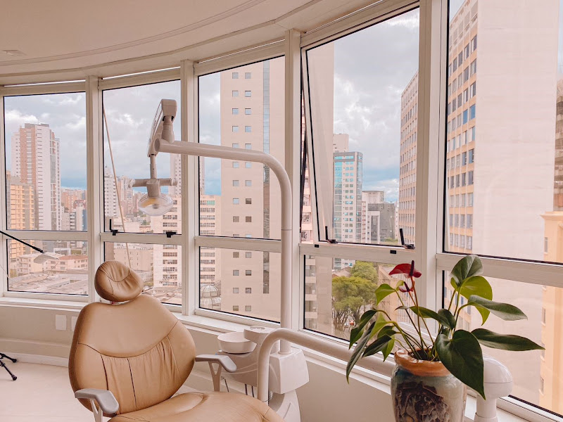 Foto 2 de Dra Brenda Pizzolla - Clareamento Dental Curitiba