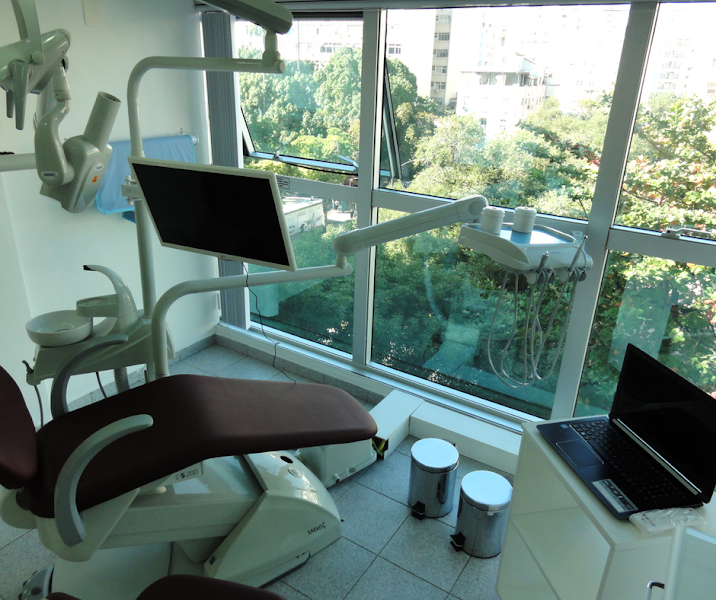 Foto 2 de Dra Camila Canellas - CMR Odontologia - Lente Contato Dental | Implante Dentário