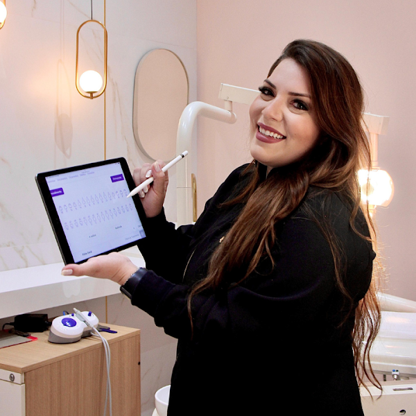 Foto 2 de Dra Camila De Castro Lopes | Cirurgiã-Dentista