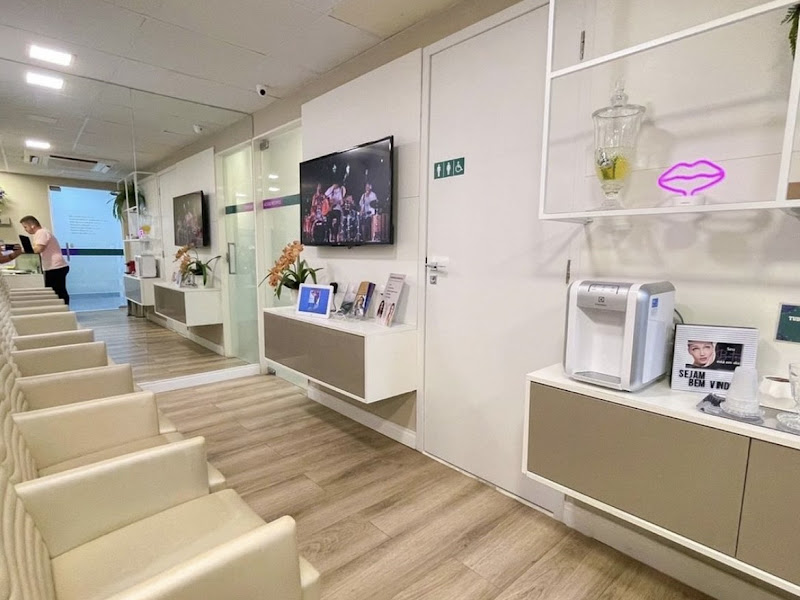 Foto 8 de Dra. Camila Moura - Implante Dentário | Prótese Protocolo | Invisalign | Facetas | Dentista em Recife