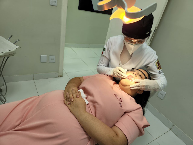 Foto 2 de Dra Carla Emanuely - Dentista