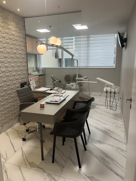 Foto 3 de Dra. Carla Saleme – Ortodontia, Invisalign e Clareamento