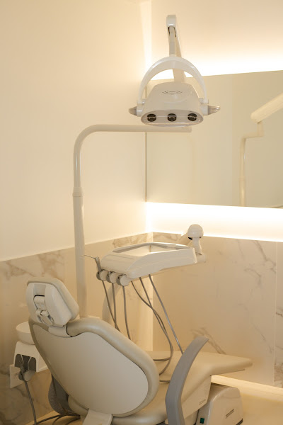 Foto 3 de Dra. Carla Totini | Dentista em Belo Horizonte | Implante dentário, Prótese sobre Implante.