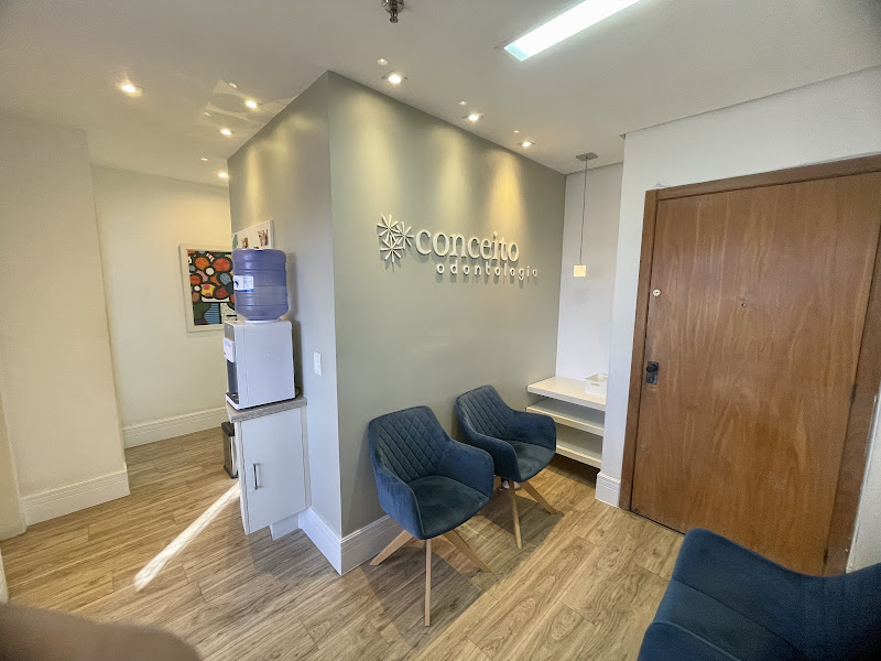 Foto 3 de Dra Carolina Flores | Dentista Menino Deus | Implantes | Próteses | Lentes de Contato | Clareamento Dental