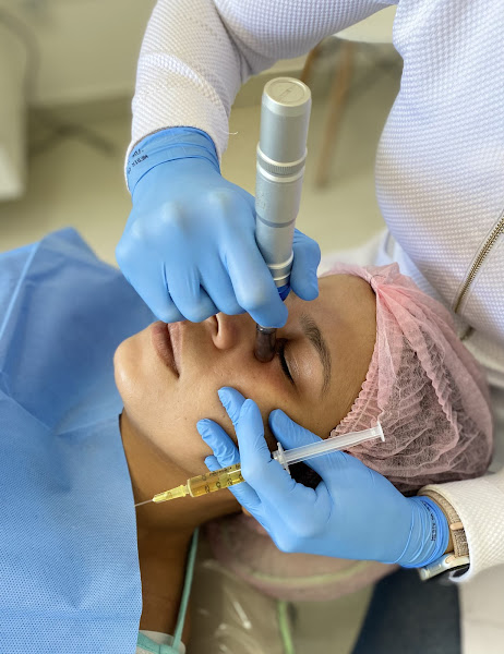 Foto 2 de Dra Carolina Pinto - Dentista - Harmonização Facial - Alinhador invisível Sousmile - Barra da Tijuca