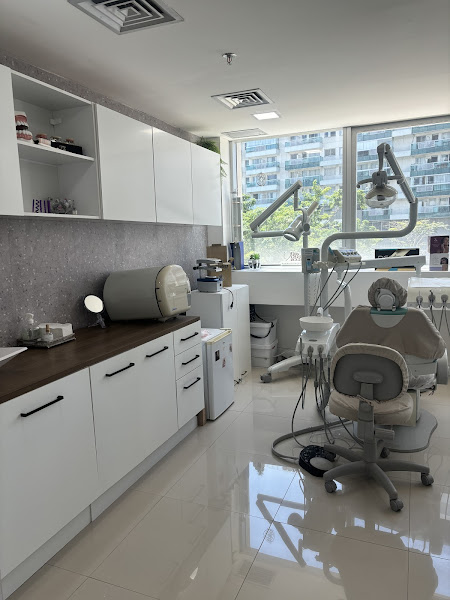 Foto 3 de Dra Carolina Pinto - Dentista - Harmonização Facial - Alinhador invisível Sousmile - Barra da Tijuca