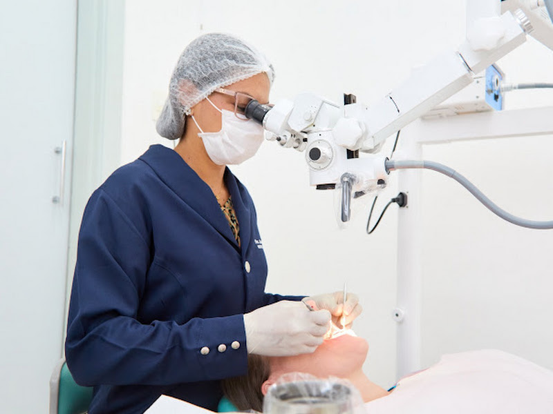 Foto de Dra Carolina Santos - Endodontia Microscópica