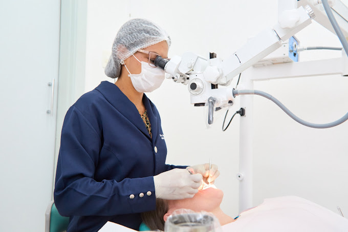 Foto 2 de Dra Carolina Santos - Endodontia Microscópica