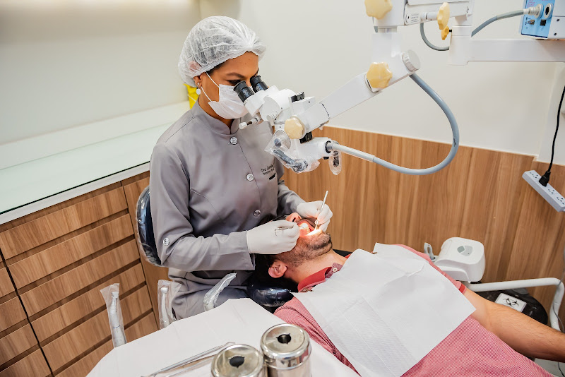 Foto 3 de Dra Carolina Santos - Endodontia Microscópica