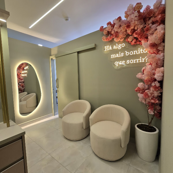 Foto 2 de Dra. Carolina Tomazela - Clareamento dental sem sensibilidade - Harmonização facial com naturalidade!