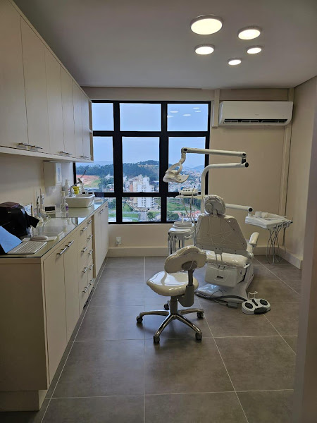 Foto 2 de Dra Caroline Klein - Dentista Emergencia 24h São José, Florianópolis e Palhoça