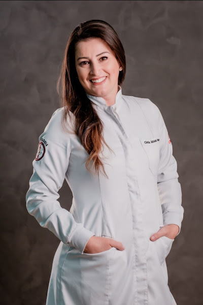 Foto de Dra. Cintia M Cardoso | Dentista em Sarandi - Especialista em Implantes, Aparelhos e Clareamento