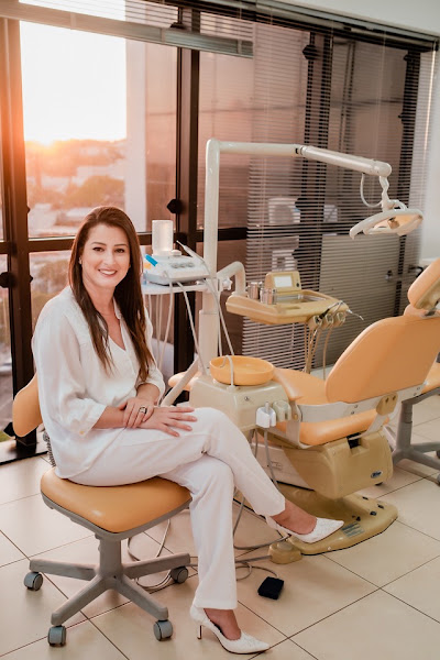 Foto 2 de Dra. Cintia M Cardoso | Dentista em Sarandi - Especialista em Implantes, Aparelhos e Clareamento