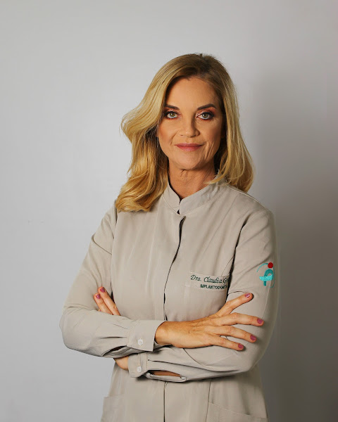 Foto 2 de Dra. Claudia Gregori | Dentista Ilhéus | Harmonização Facial | Prótese