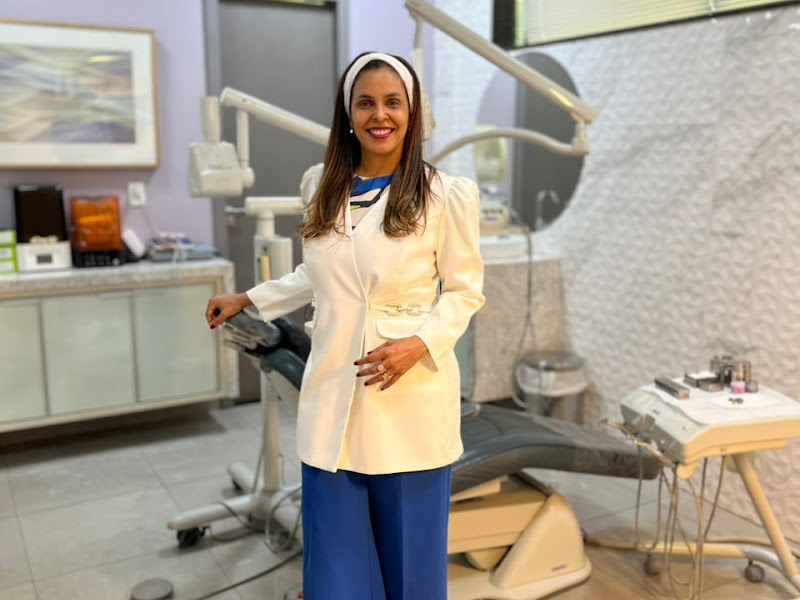 Foto 3 de Dra. Cristiane Bandeira - Odontologia (Especialista em Implantes Dentários, Próteses, Lentes de Contato e Reabilitação)