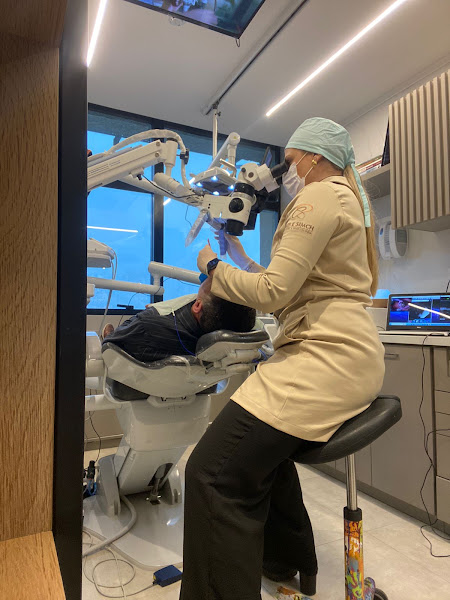Foto 2 de Dra. Cristiane Reiznautt Reis Endodontista, especialista em tratamento de canal com Microscopia