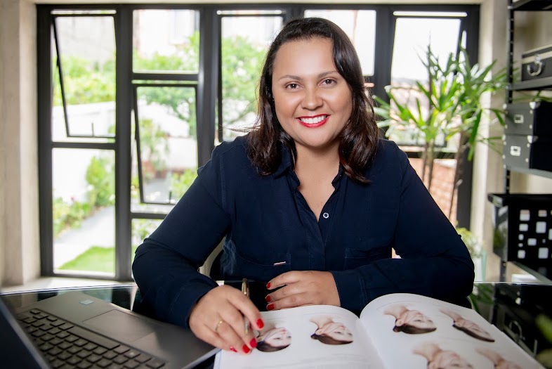 Foto 2 de Dra. Cristina - Cirurgiã Dentista | Cirurgias de Siso e Endodontia Microscópica (Tratamento de Canal)