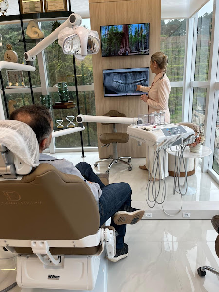 Foto 3 de Dra Daiana Fuchina l Especialista em tratamento de canal