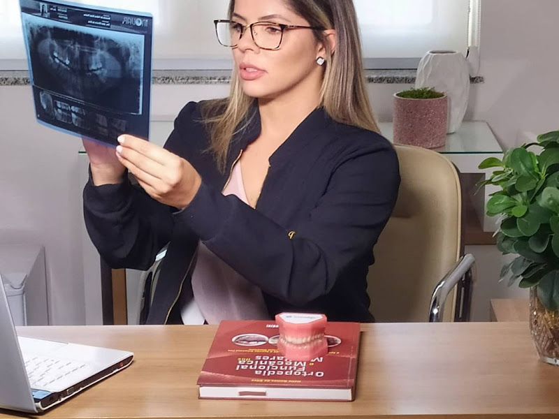 Foto 3 de Dra. Daniela Oliveira Caixeta: Cirurgiã-Dentista