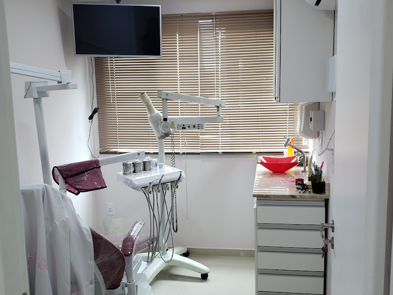 Foto 3 de Dra. Daniele Diniz de Aquino - Implantes Dentários