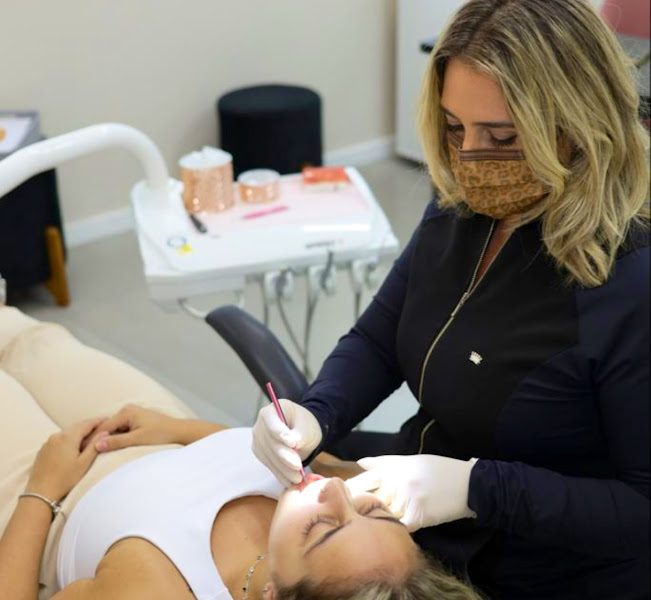 Foto 2 de Dra Danielle Carvalho Odontologia Estética