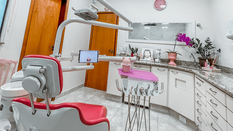 Foto 2 de Dra. Dayane Tito Piovezan - Dentista Invisalign/Facetas de Resina/Clareamento