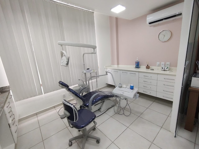 Foto 2 de Dra. Débora Cavour - Ortodontista - Alinhadores invisíveis - Invisalign e Sousmile- Macaé-RJ