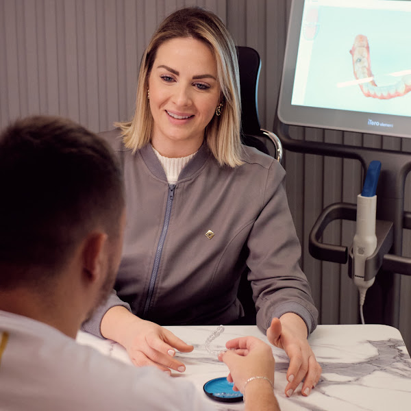 Foto 2 de Dra. Débora Przysiezny • DONTAL Odontologia