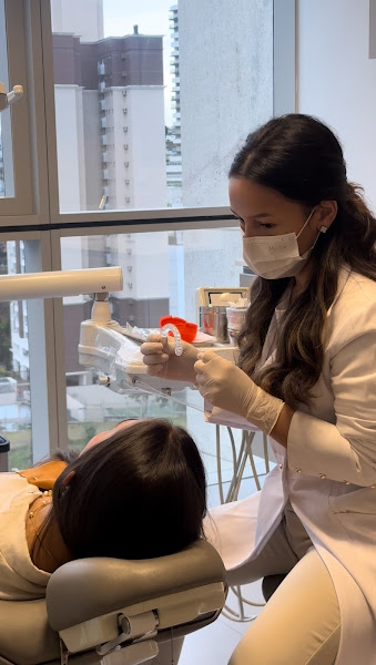 Foto 2 de Dra Eduarda Chamorro - Implantes dentários e harmonização