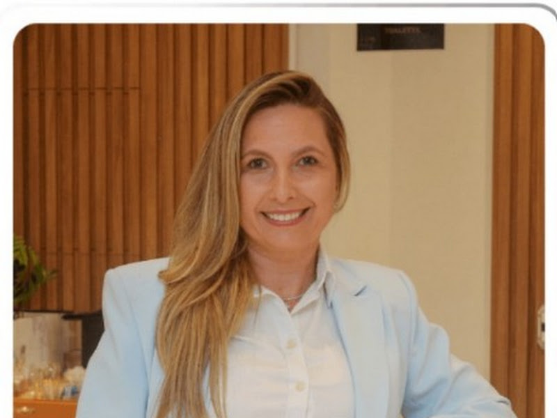 Foto de Dra. Eliane Mendes | Especialista em Tratamento de Canal com Microscópio Operatório em Curitiba