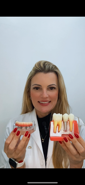 Foto 3 de Dra. Elisangela Oliveira | Dentista Especialista em Implantes – Bonsucesso RJ