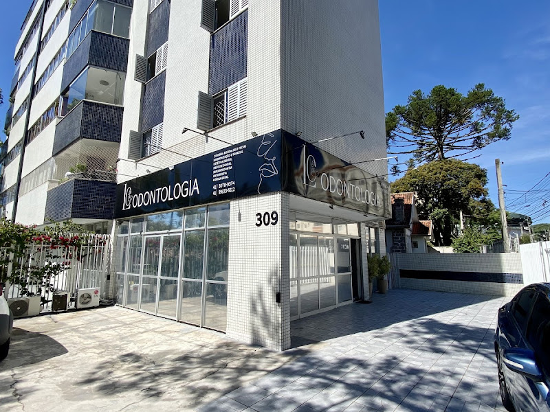 Foto de Dra Emanuelle Marques - Cirurgiã Dentista em Curitiba