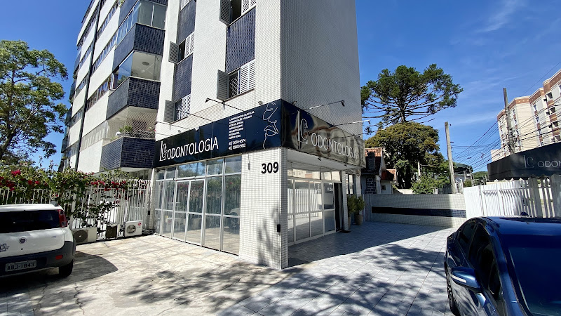 Foto 2 de Dra Emanuelle Marques - Cirurgiã Dentista em Curitiba