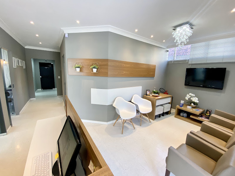 Foto 3 de Dra Emanuelle Marques - Cirurgiã Dentista em Curitiba