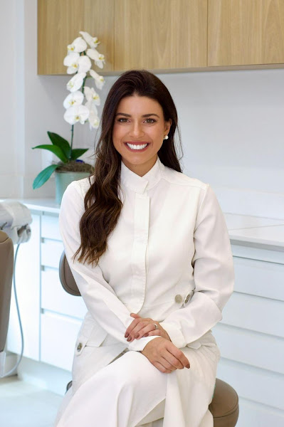 Foto 2 de Dra. Fabiana Lisboa I Dentista I AirFlow I Limpeza sem Incômodo I Lentes de Contato I Periodontista I Implante