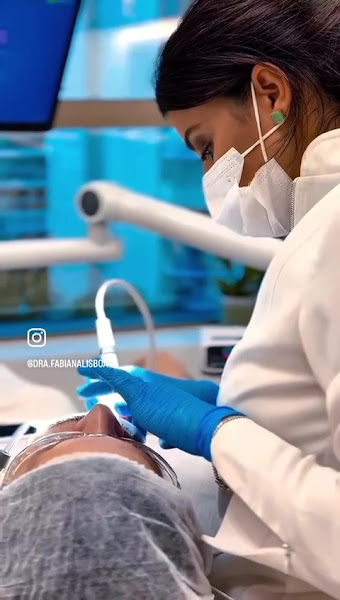 Foto 3 de Dra. Fabiana Lisboa I Dentista I AirFlow I Limpeza sem Incômodo I Lentes de Contato I Periodontista I Implante