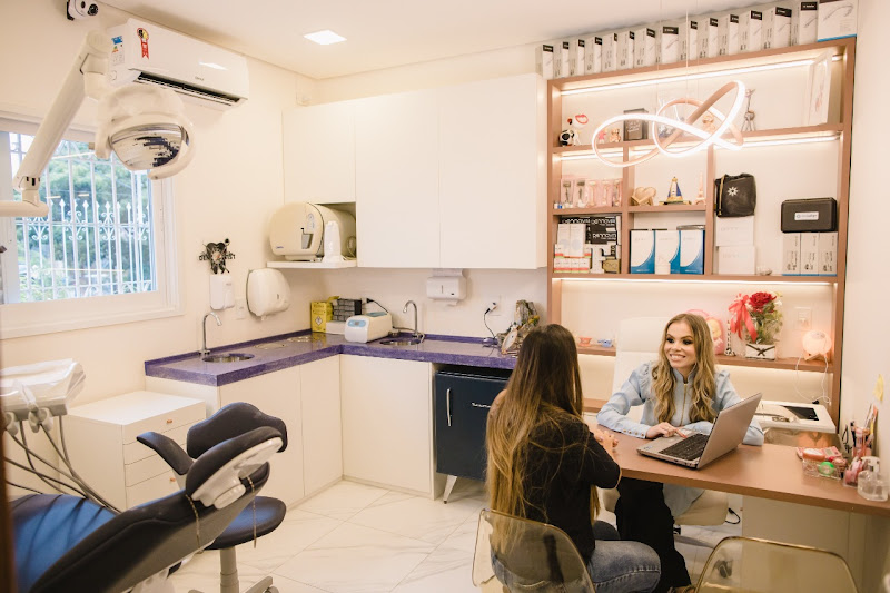 Foto 2 de Dra. Fabíola Cardoso -Harmonização orofacial - Ortodontista - Invisalign Doctor - Professora