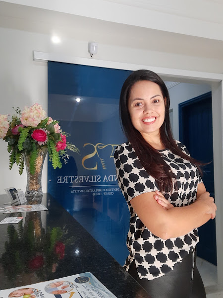 Foto 2 de Dra Fernanda Silvestre - Cirurgiã Dentista