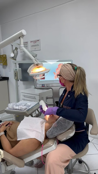 Foto 5 de Dra. Fernanda Thiesen | Extração de Siso São Leopoldo | Implante Dentário