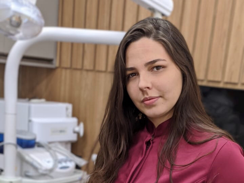 Foto de Dra. Flávia Alcântara - Cirurgia oral menor e implantes