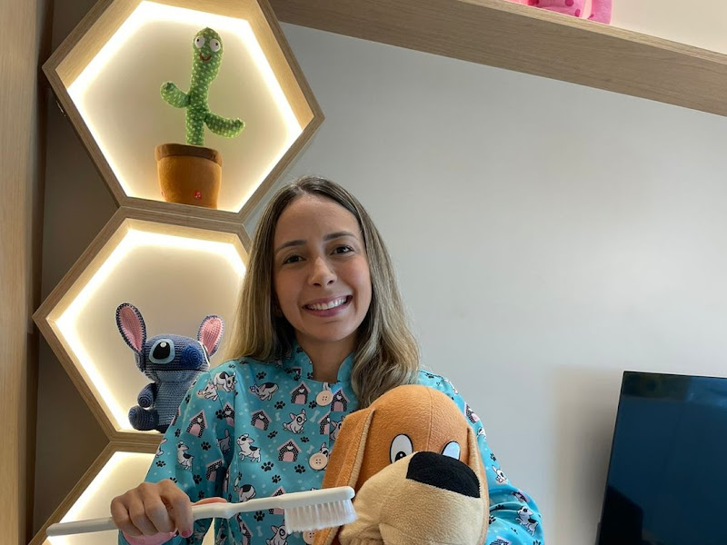 Foto de Dra. Flavia Barros | Odontopediatria em Salvador | Dentista para crianças | Ortodontia infantil | Aparelho Infantil