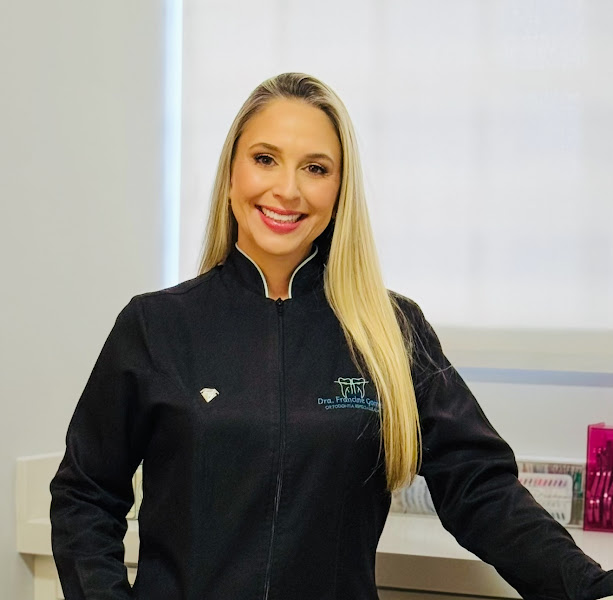 Foto 2 de Dra. Francine Gomes - Dentista Taubaté | Ortodontia | Aparelho | Clareamento