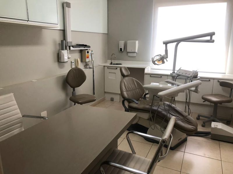 Foto 2 de Dra. Francine Guedes - Ortodontia em Ribeirão Preto| aparelho e estética dental| clareamento| facetas| botox| clínica geral