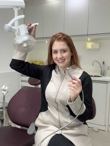 Foto 2 de Dra. Gabriela Gonçalves Dentista em Itajaí e Balneário Camboriú - Implantes, gengivoplastia, extração de siso, clínico geral.