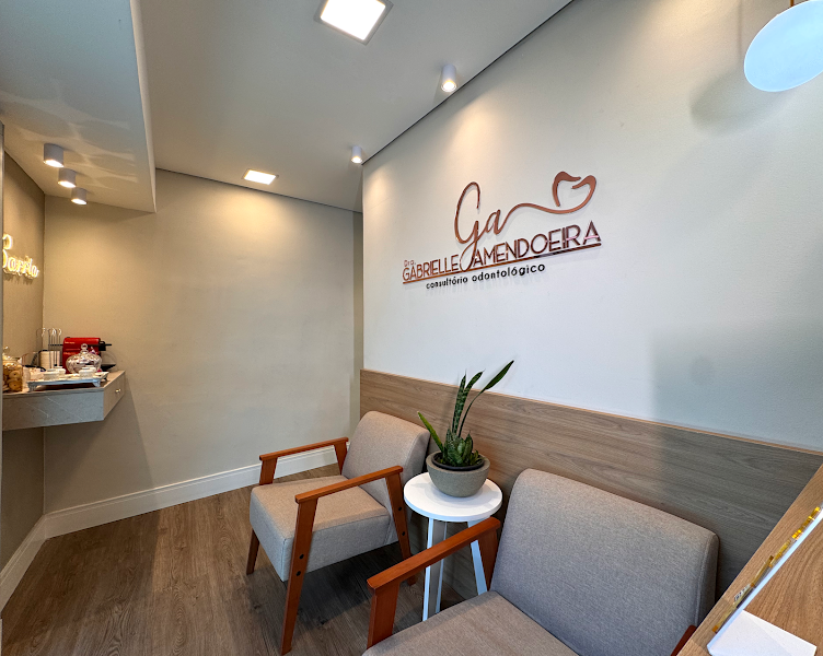 Foto 2 de Dra. Gabrielle Amendoeira | Consultório Odontológico | Dentista Tirol