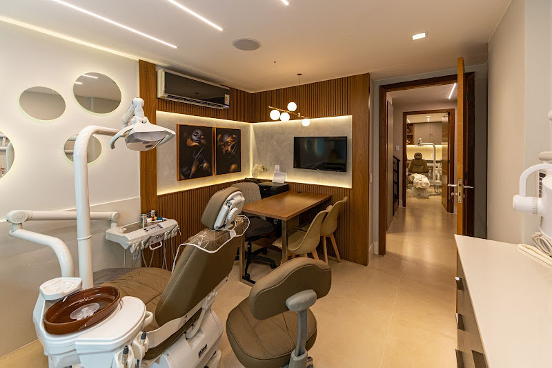 Foto 2 de Dra Gessyca Damacena - Implante dentário - Implante Protocolo