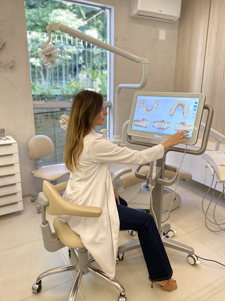 Foto 3 de Dra. Giovana Frigotto | Dentista em Curitiba | Invisalign e aparelhos dentais