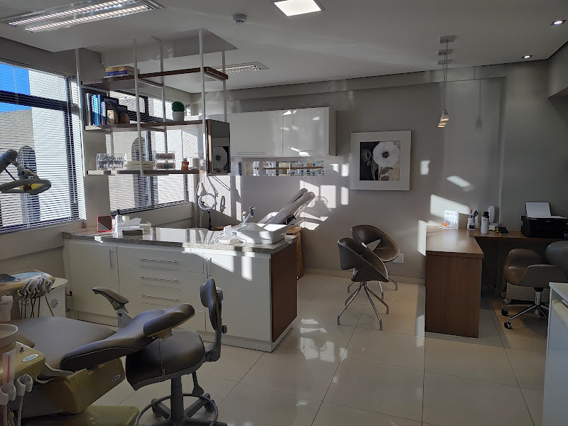 Foto 2 de Dra. Giselle Faria - Ortodontista - Aparelho Invisível SouSmile - Invisalign - Ortopedia Funcional dos Maxilares- Pelotas RS