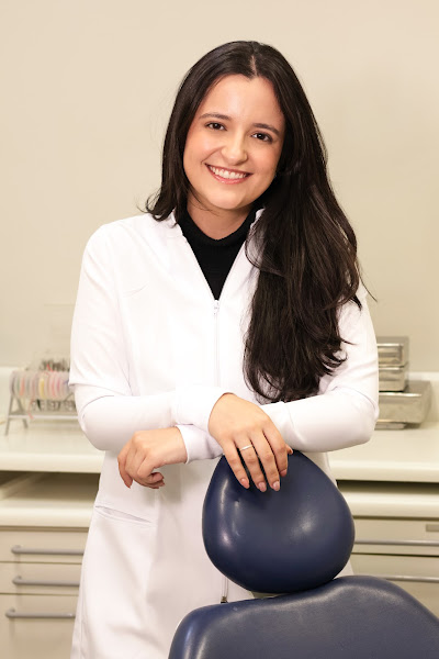 Foto 2 de Dra. Isabela Maciel | Clareamento dental, Restaurações, Tratamento de canal