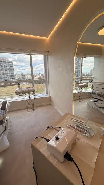 Foto 3 de Dra. Isabella Muccillo | Facetas de resina e harmonização facial